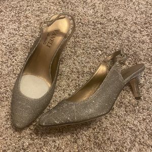 NWT Beautiful Vaneli Di Notte Closed Toe Heels